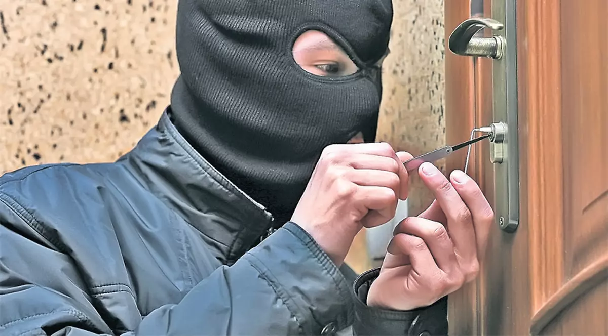 Pleci de sărbători, cu toată familia, din localitate? Asigură-te că nu-ți vei găsi locuința spartă!