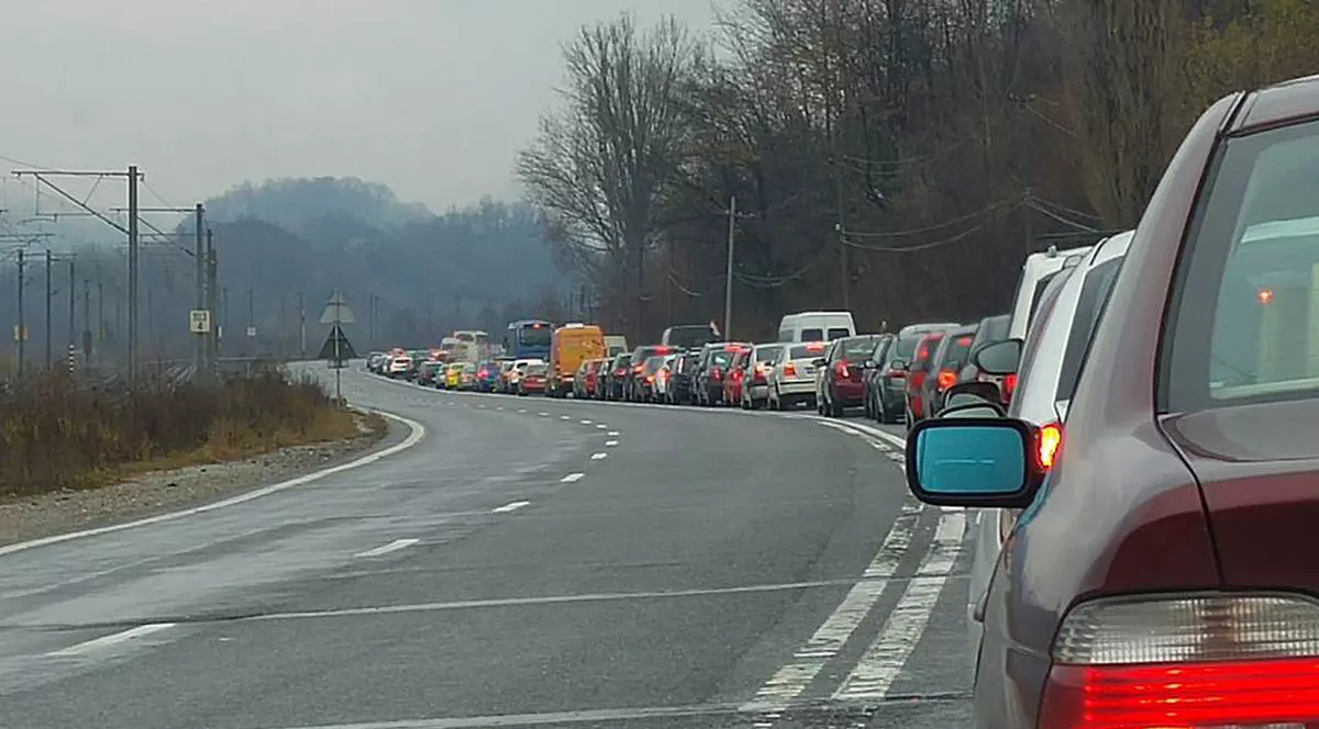 Aglomeraţie pe Valea Prahovei, acolo unde s-au format coloane de maşini. Se merge bară la bară