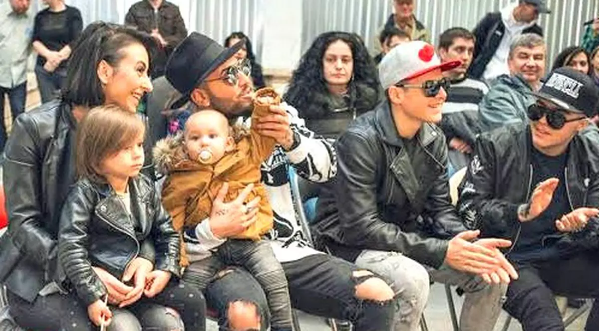 Ultima fiță! Alex Velea îi face băiatului său mobilă concepută la sfatul psihologului!