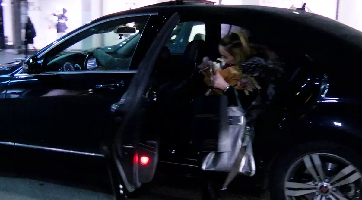 A ieșit din casă sub supravegherea soțului! Lăuza Anda Adam, apariție neașteptată la un eveniment monden, la zece zile după naștere | VIDEO