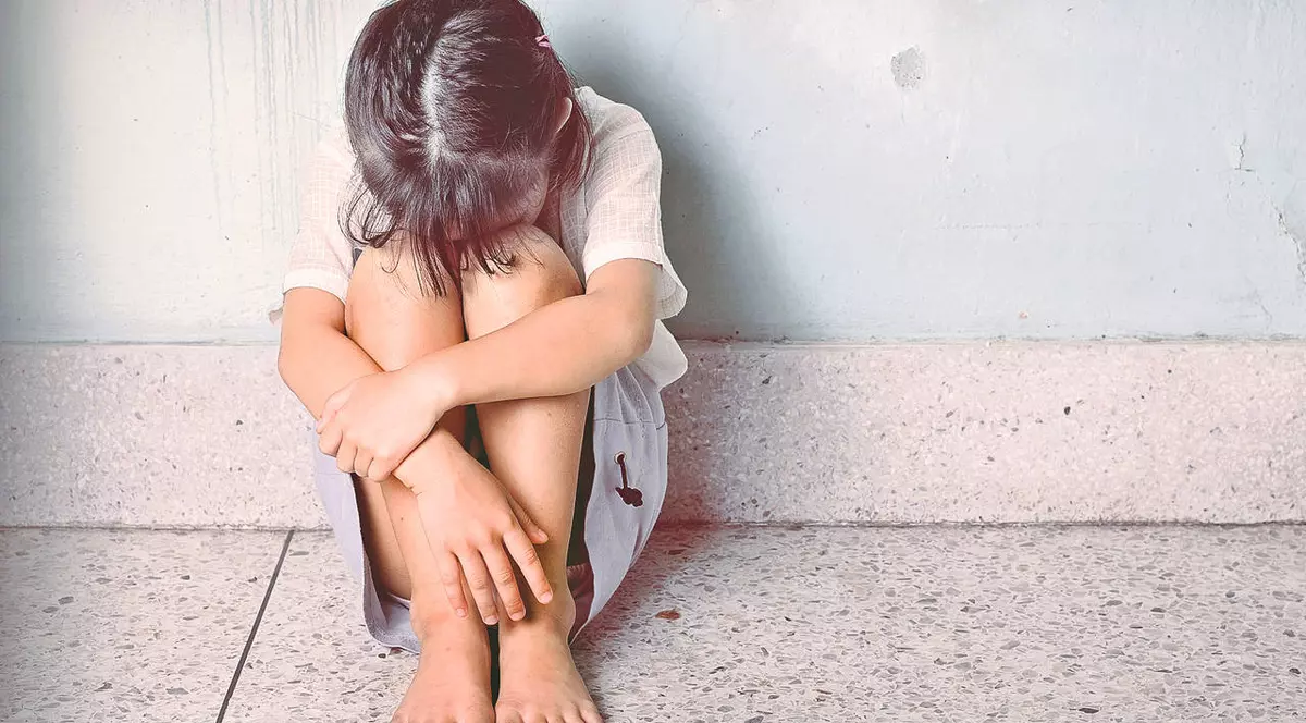 Bărbat prins în pat cu fiica sa de popă