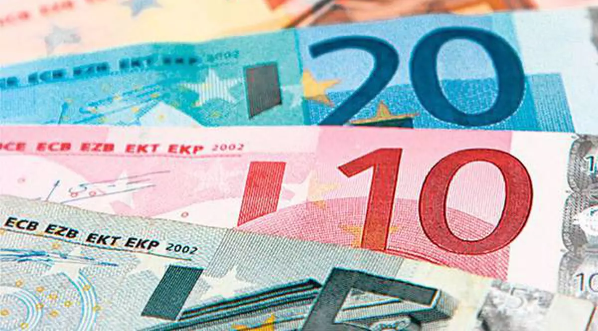 Euro a ajuns la 4,6656 lei, nou minim istoric al monedei naționale. Scăderea aduce noi scumpiri la alimente și rate mai mari la credite