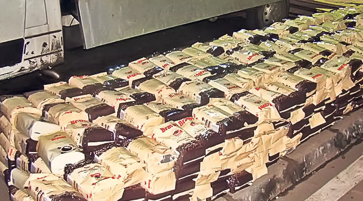 Şi-a burduşit maşina cu jumătate de tonă de cafea