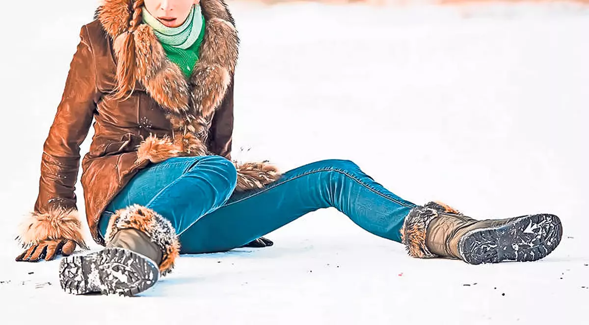 Atenție la fracturi! Au venit zăpada şi, odată cu ea, poleiul
