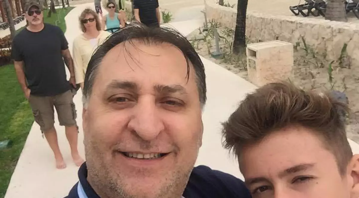 A început inițierea. Cunoscut pentru apetitul său de idile extraconjugale și-a dus fiul pe ”Insula femeilor”, în Mexic!