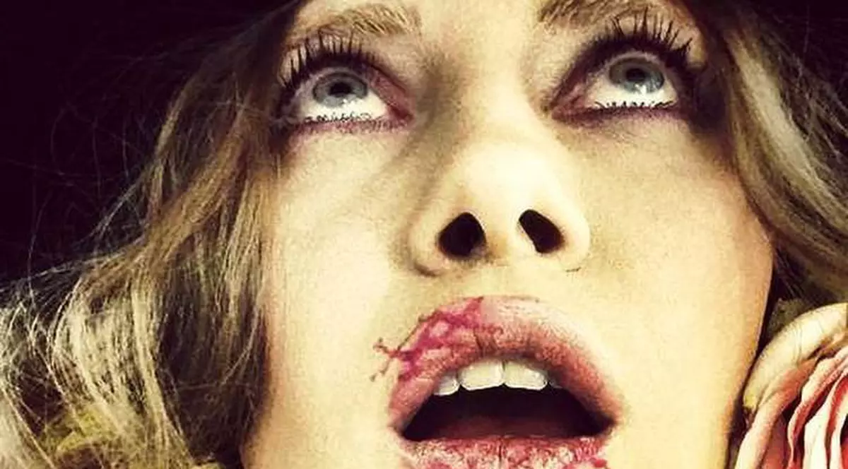 Iulia Albu, făcută praf de un cântăreţ: "O paparudă retardată"