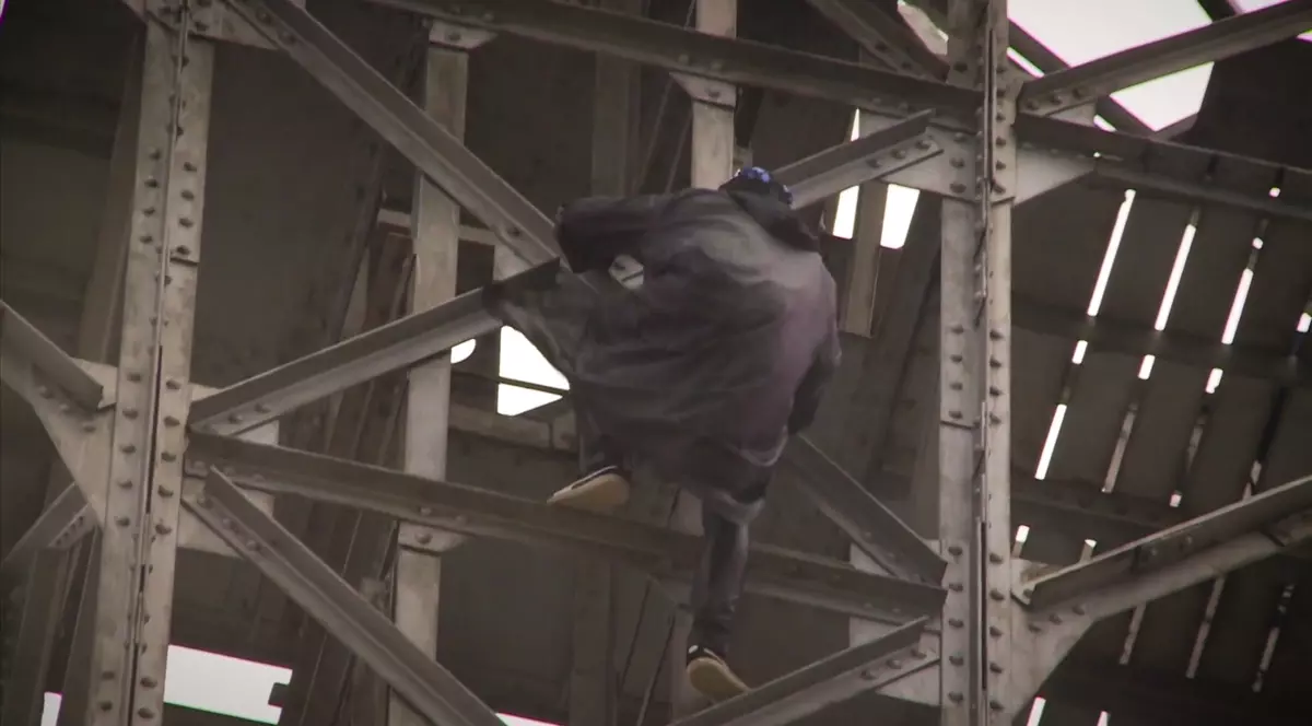 Un român s-a urcat pe crucea de pe Caraiman! Ce a urmat a apărut la emisiunea lui Bear Grylls! GALERIE FOTO&VIDEO