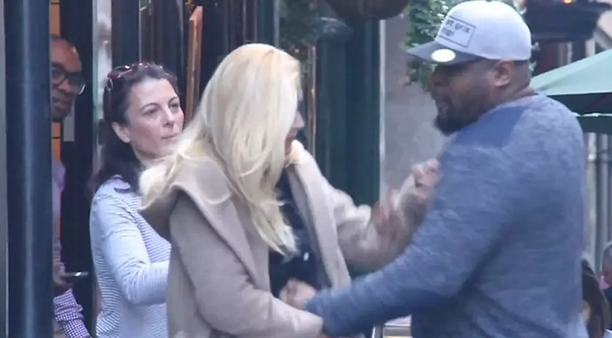 Imagini revoltătoare. Reacţia oamenilor, când o gravidă e bătută în plină stradă de iubit | VIDEO