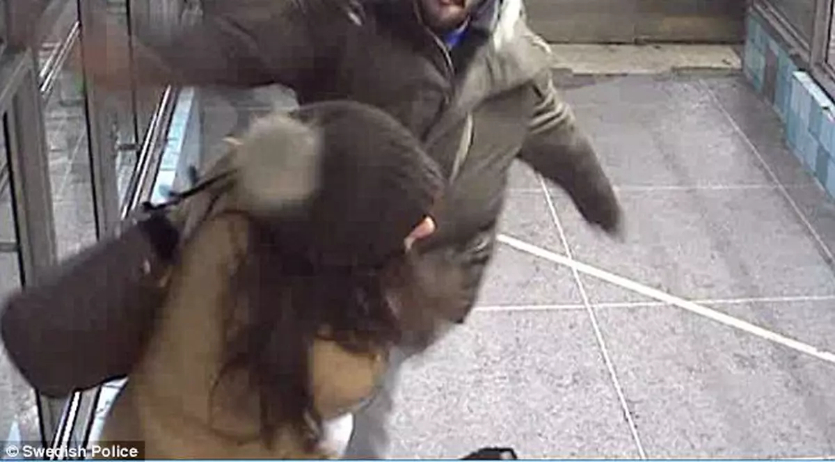 Momentul în care un hoţ loveşte cu bestialitate o femeie, în faţa copiilor ei. Toată poliţia din Suedia e pe urmele lui | VIDEO