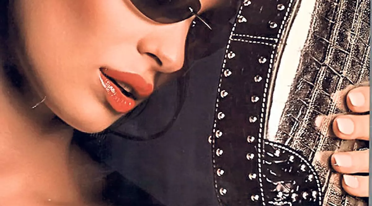 Valentina Pelinel a făcut reclamă unor genţi copiate?