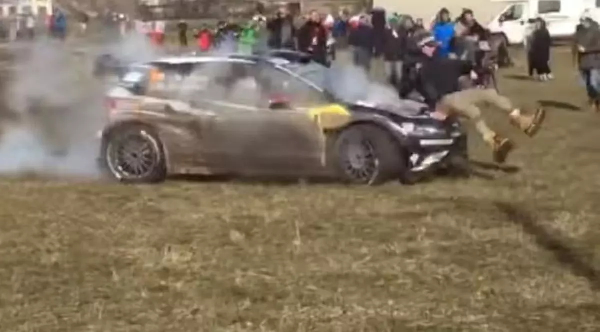 Culmea-culmilor: un pilot a intrat cu maşina într-un fotograf. Pozarul n-a pățit nimic, Latvala a abandonat! / VIDEO