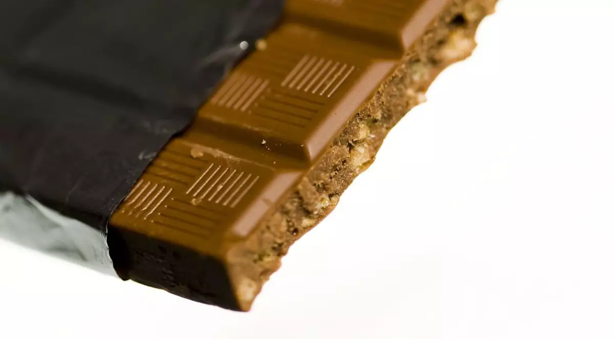 Bancul de sâmbătă: Ştrul şi Iţic intră într-un magazin. Profitând de neatenţia vânzătorului, Ştrul fură 3 ciocolate