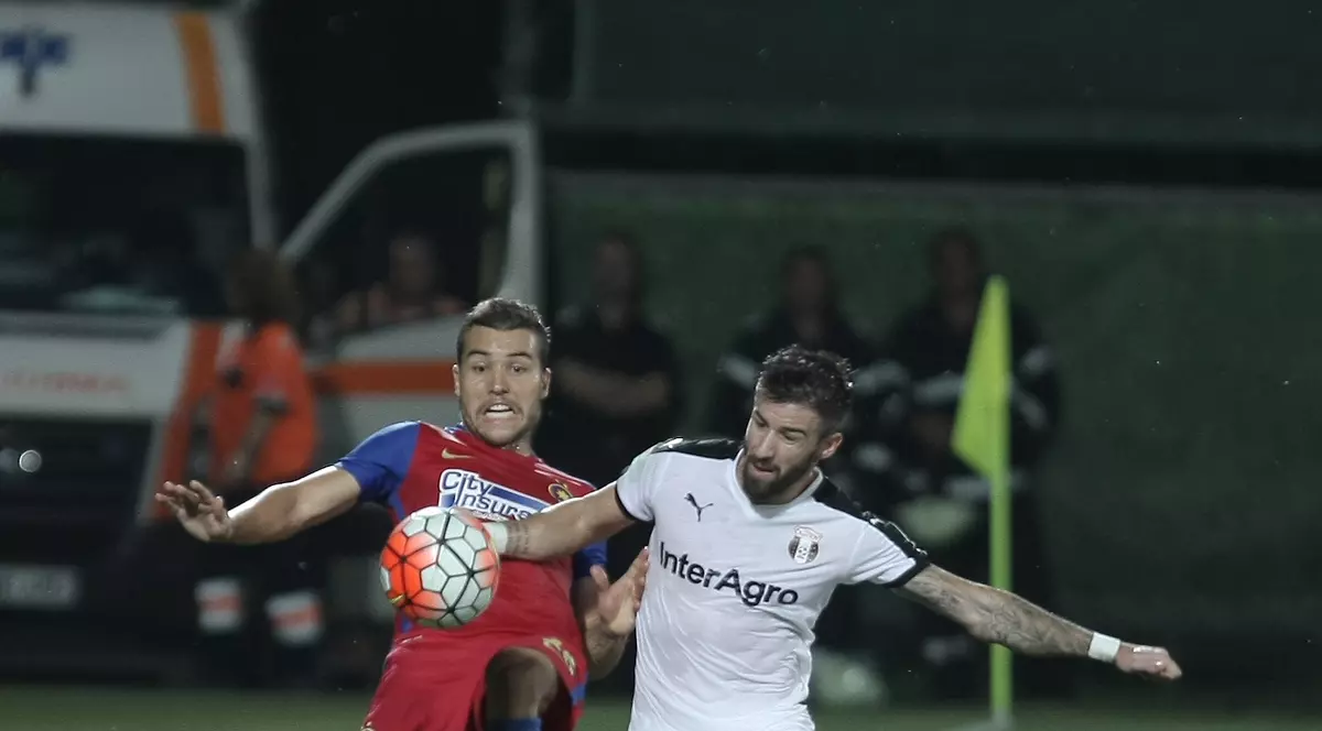 Deși, pe surse, a făcut praf familia Reghecampf, ”plină de fini în Liga I”, Marius Șumudică, antrenorul Astrei, l-a reprimit în lot pe Enache. Gabi îi vrea fini pe... soții Reghe!