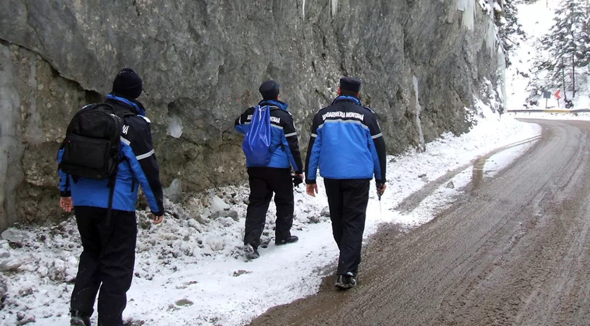 Turiști  rătăciți prin păduri, salvați din nămeți de jandarmi