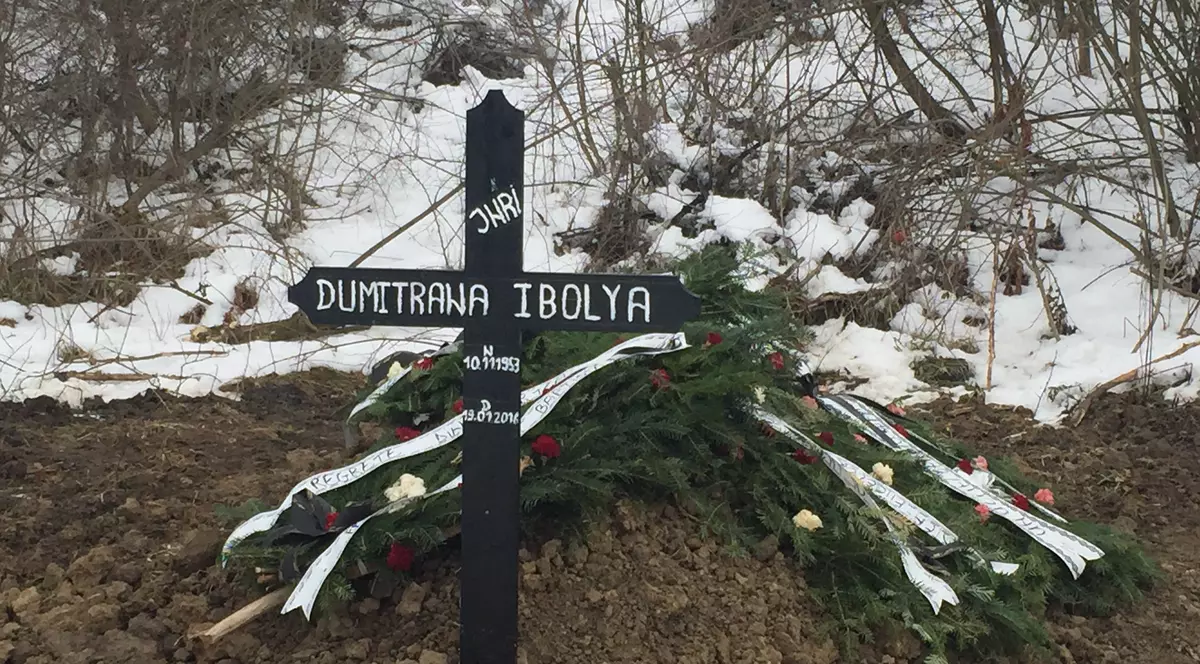 Situaţie absurdă într-un sat din Dolj. Femeie îngropată în mijlocul câmpului, după ce preotul a refuzat să o înmormânteze în cimitir