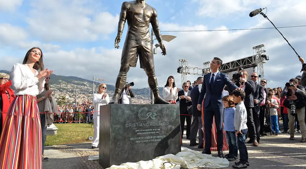 Statuia lui Cristiano Ronaldo din Funchal a fost vopsită cu numele lui Messi / FOTO ÎN ARTICOL