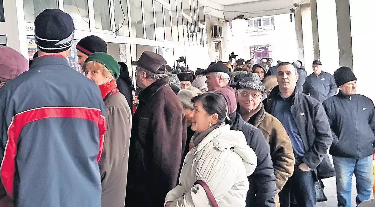 Maraton de plătit dări | Gălățenii s-au așezat cu noaptea-n cap la ușă la Finanțe