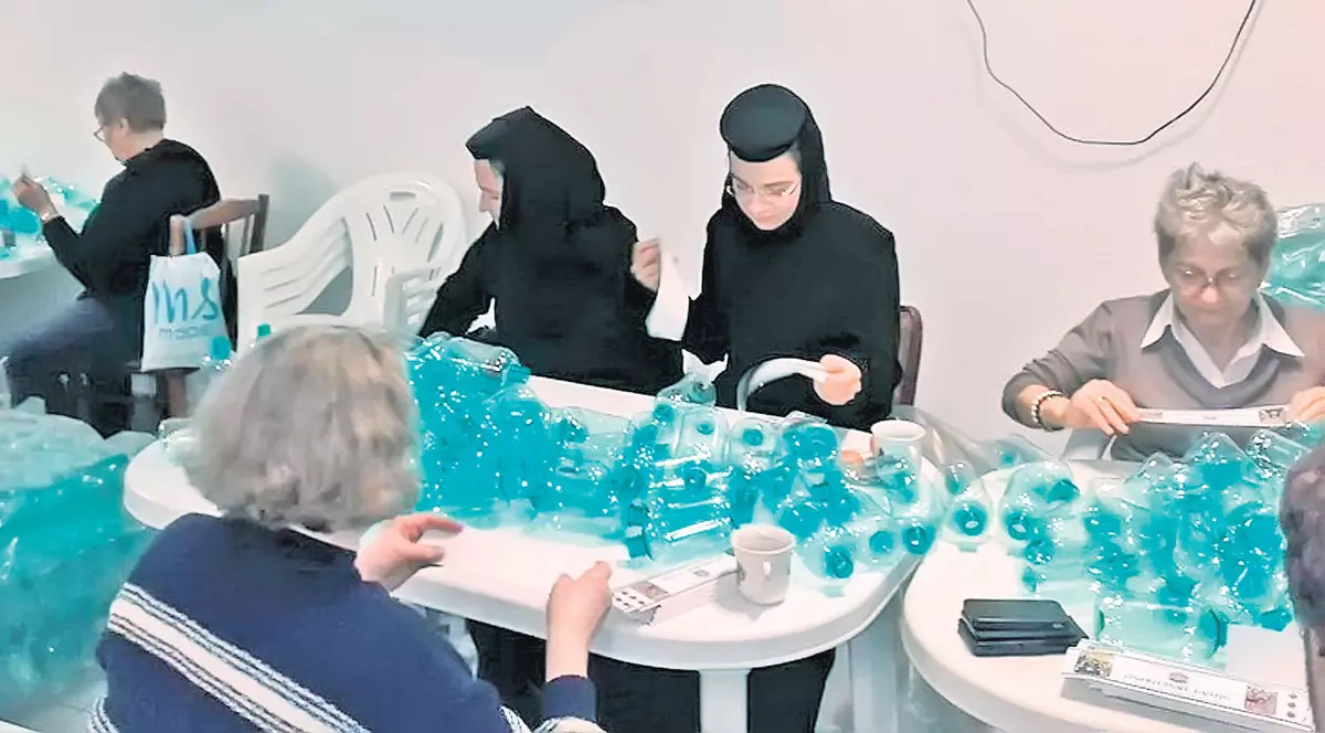 Și-au pus sigla pe agheasmă | Arhiepiscopia Tomisului a pregătit 150.000 de sticle de apă sfințită