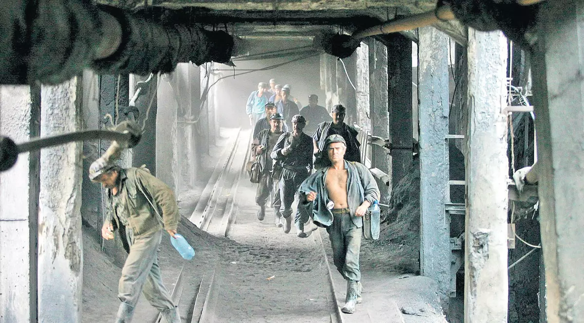 Trimiși în mină cu burta goală | Complexul Energetic Hunedoara nu mai are bani de mese, curățenie și transport