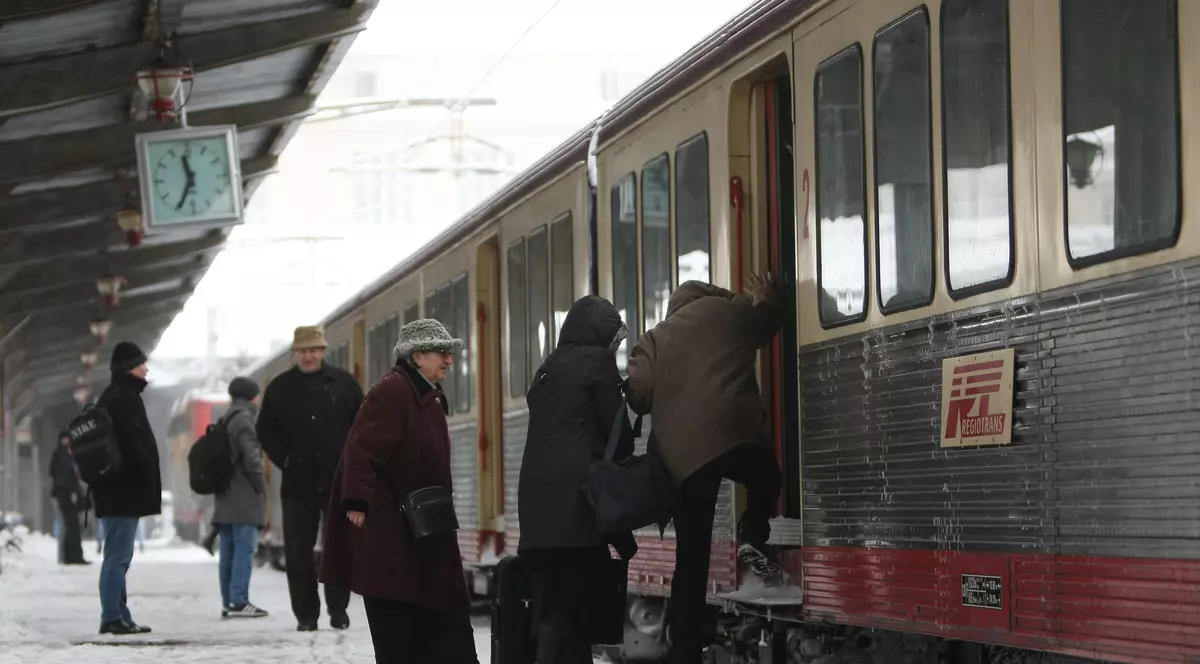 Din categoria: Hai, noroc!  Trenurile ”Săgeata albastră” au fost scoase  din funcţiune pentru că nu suportă frigul!