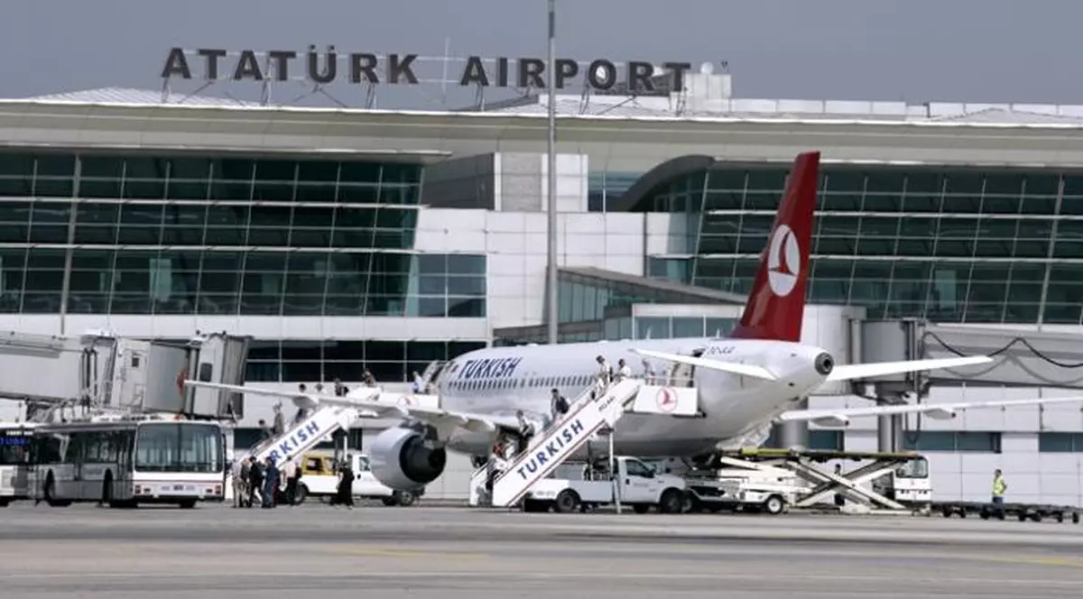 Sute de zboruri anulate pe aeroporturile din Istanbul
