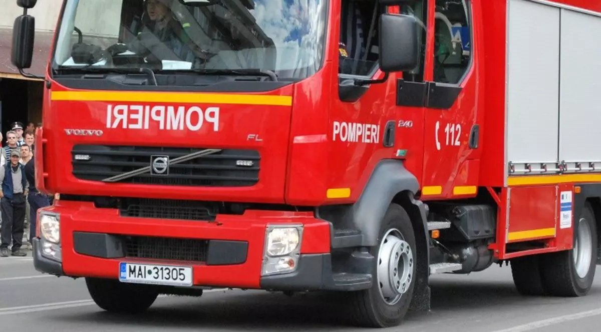 Incendiu puternic în Capitală. Două case au ars din temelii