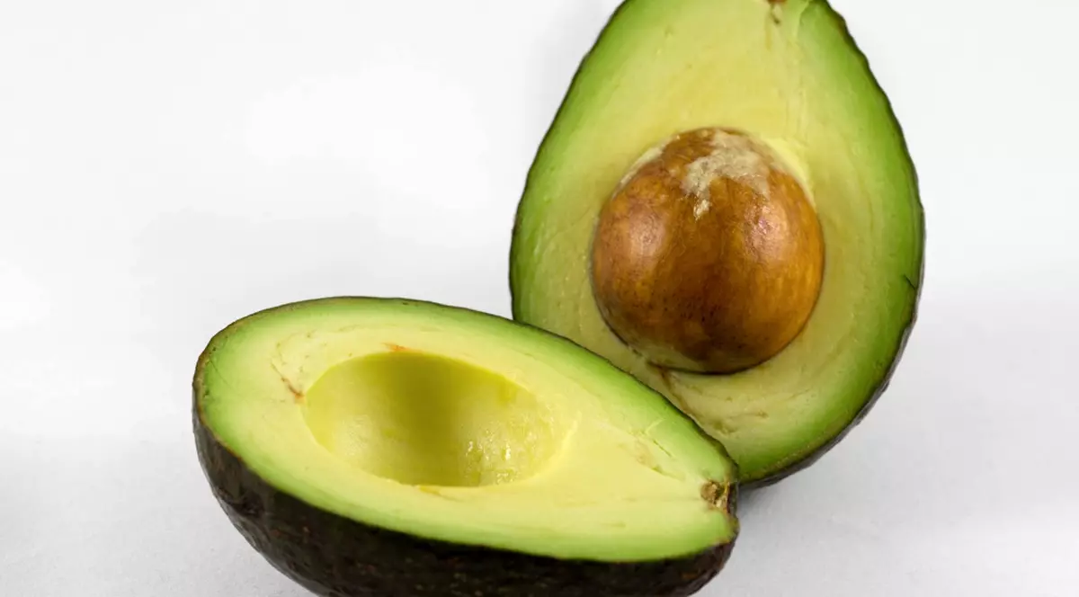 Sâmburii de avocado luptă împotriva cancerului. Cum pot fi consumați 