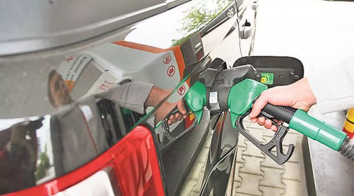 Costul țițeiului e la minimul ultimilor 13 ani. DE CE NU SE IEFTINESC ȘI CARBURANȚII?