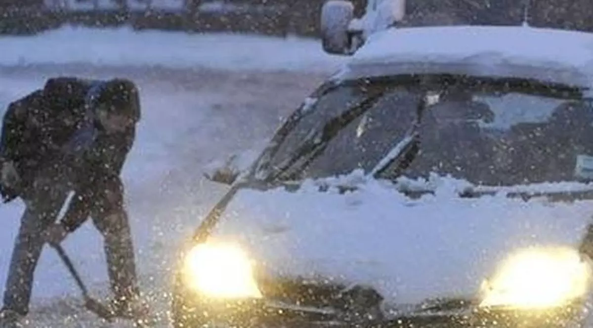 Şapte autoturisme în care se află aproximativ 20 de persoane, blocate în zăpadă pe DN 23