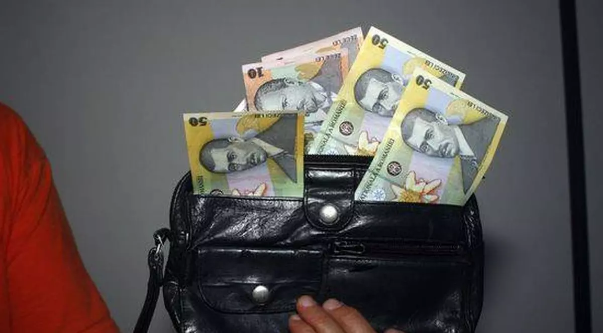 Aşa ceva mai rar! A înapoiat o borsetă plină cu bani