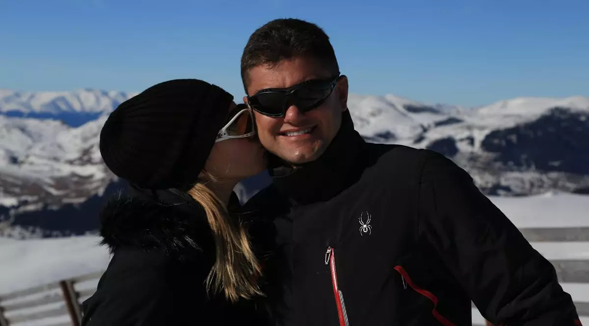 O ține doar în cadouri și excursii. Boureanu îi face iubitei toate poftele!