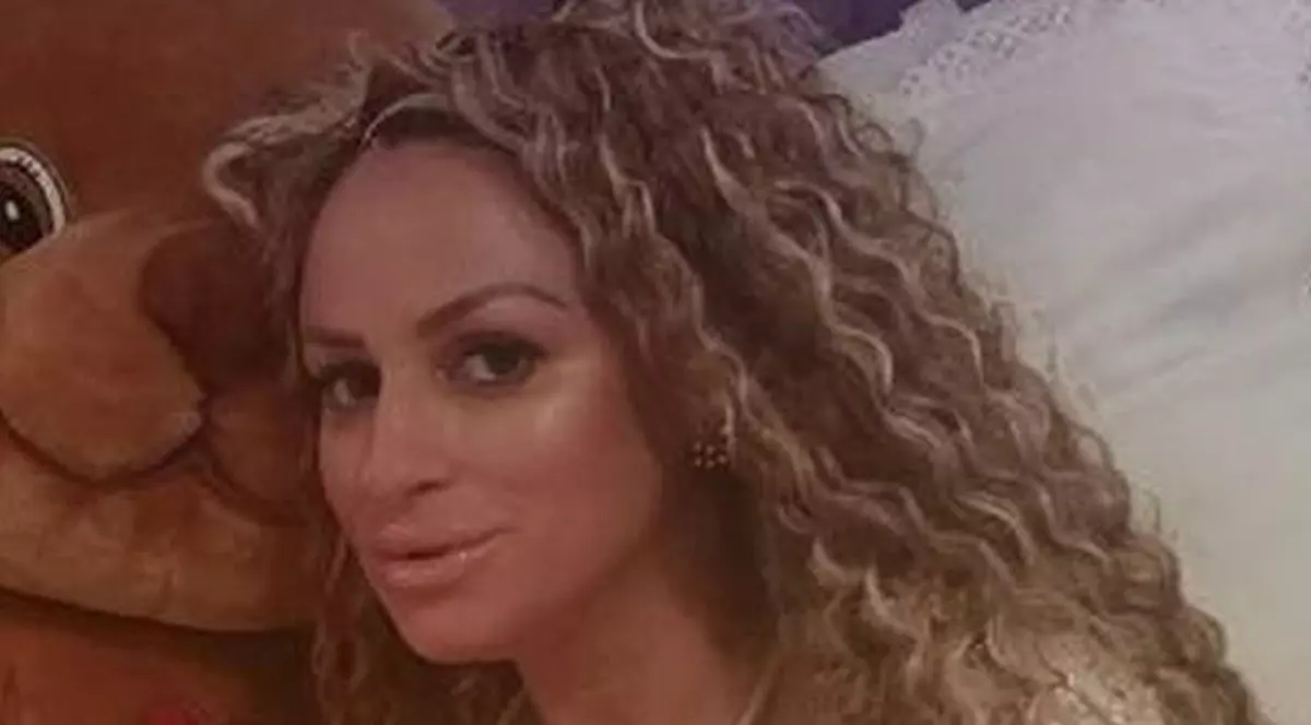 Primele imagini cu Sânziana Buruiană, după ce a născut. Blonda nu renunţă nici în spital la machiajul strident