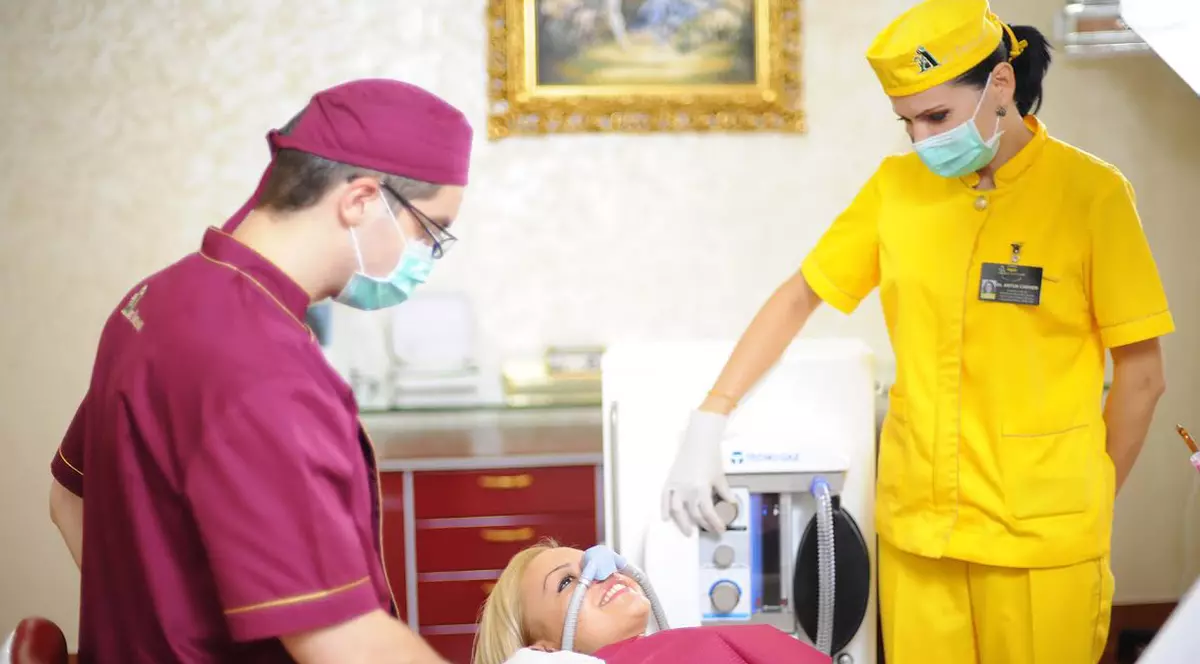 Mania scrâșnitului din dinți distruge dantura!