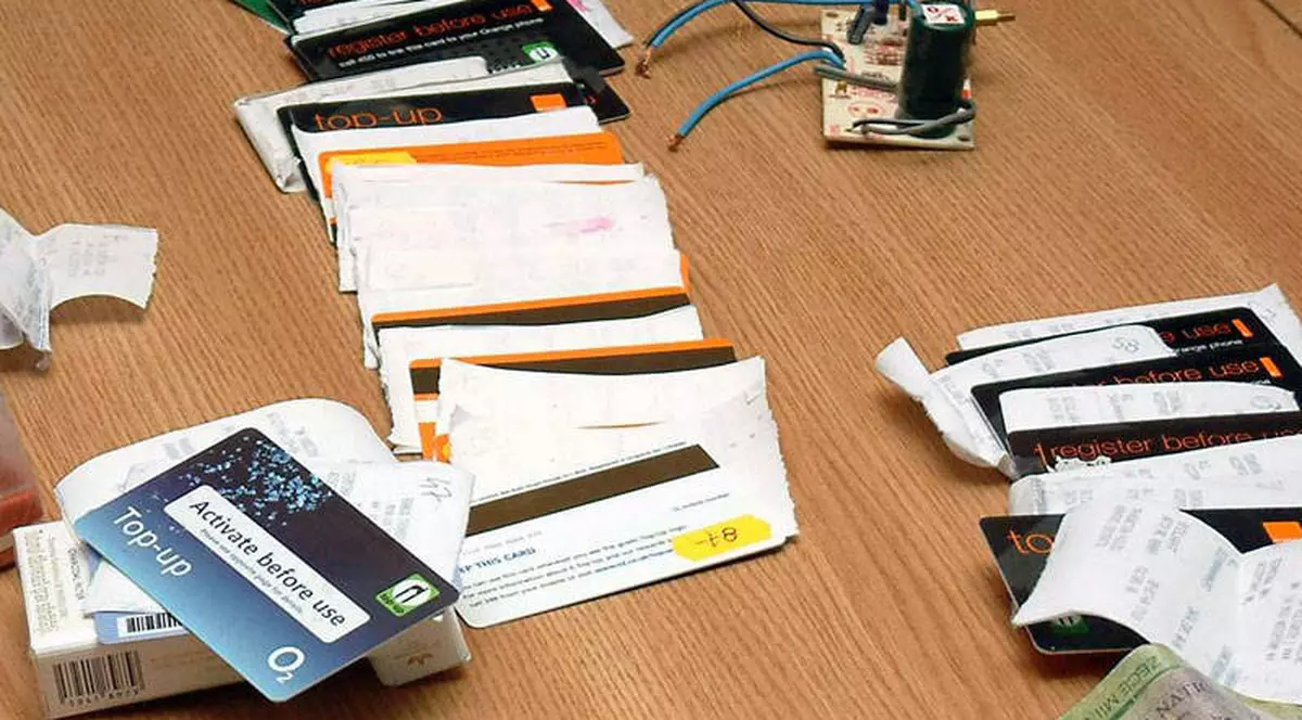 Falsificator de carduri, prins de poliţişti