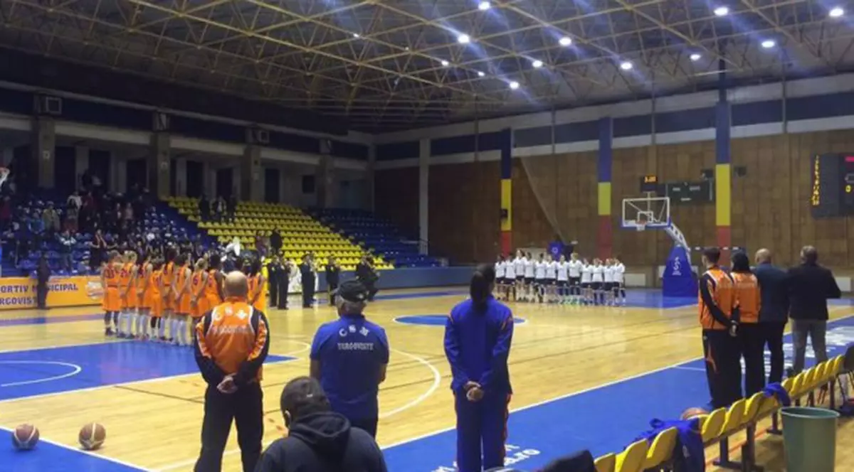Imnul, intonat de fanfară înaintea meciului feminin CSM Târgoviște - U Cluj / VIDEO