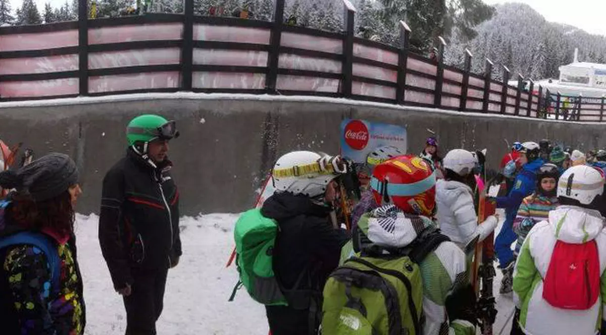 Aglomerație pe DN 1 și la munte. Un accident la intrarea în Brașov a îngreunat circulația, iar la cozile la instalațiile de urcare din Poiana Brașov sunt deja uriașe