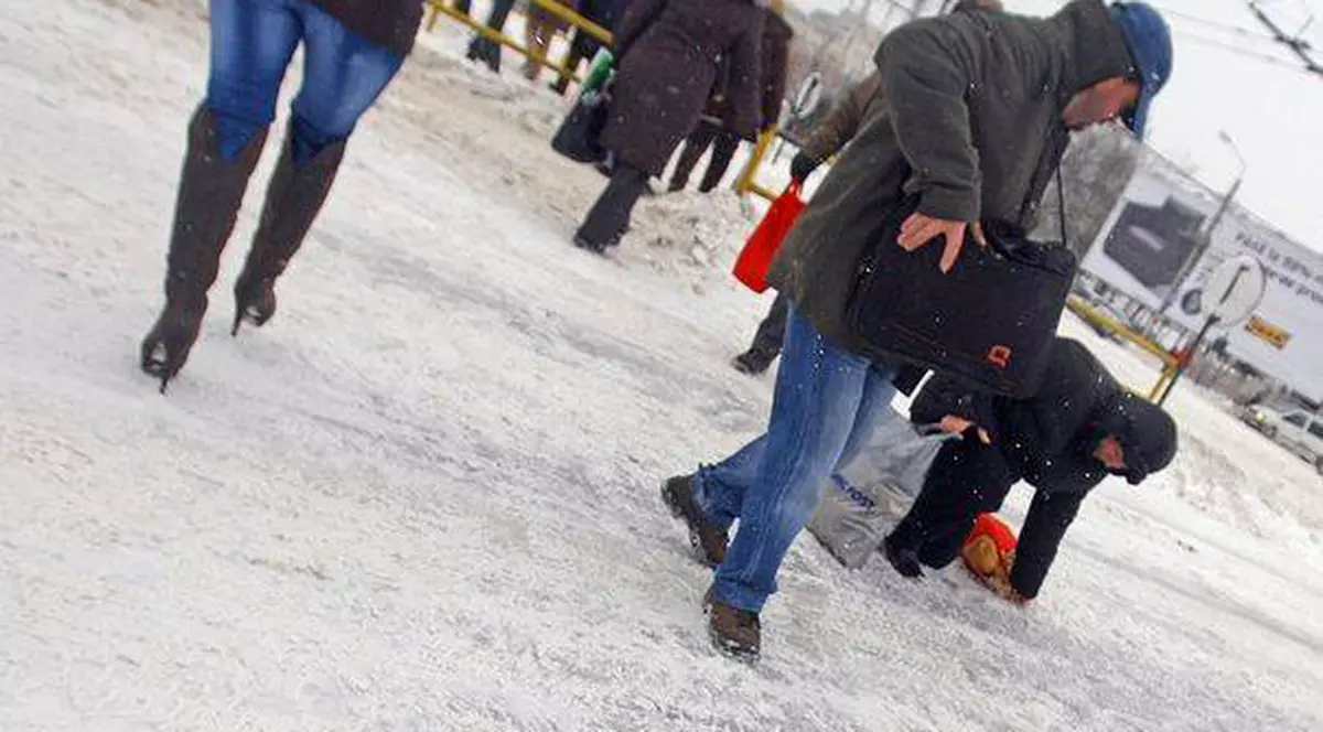 ATENŢIONARE DE POLEI şi PRECIPITAŢII MIXTE pentru mâine. Ce spun meteorologii