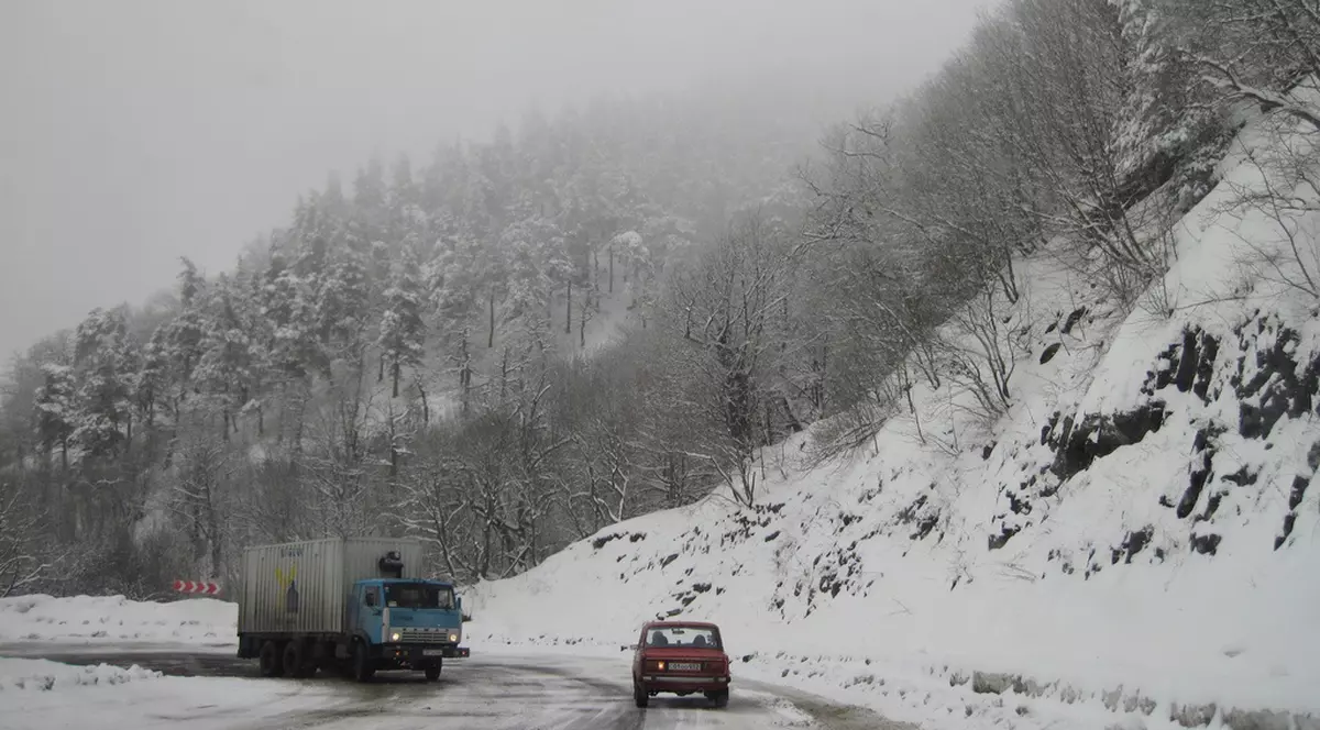 Sfaturi pentru conducerea în siguranţă pe timp de iarnă! 7 reguli de aur