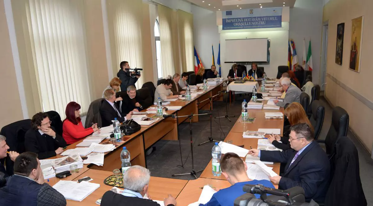 Doi consilieri s-au înjurat ca la ușa cortului în timpul ședinței