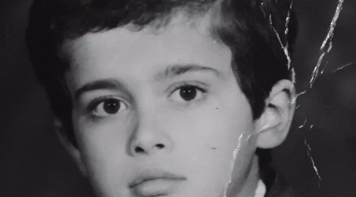 Pe puștiul ăsta îl vezi în fiecare seară la televizor. Îl recunoști?