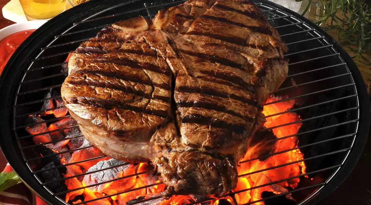 Adevărul despre carnea la grătar. De ce nu e bine să o preparăm așa