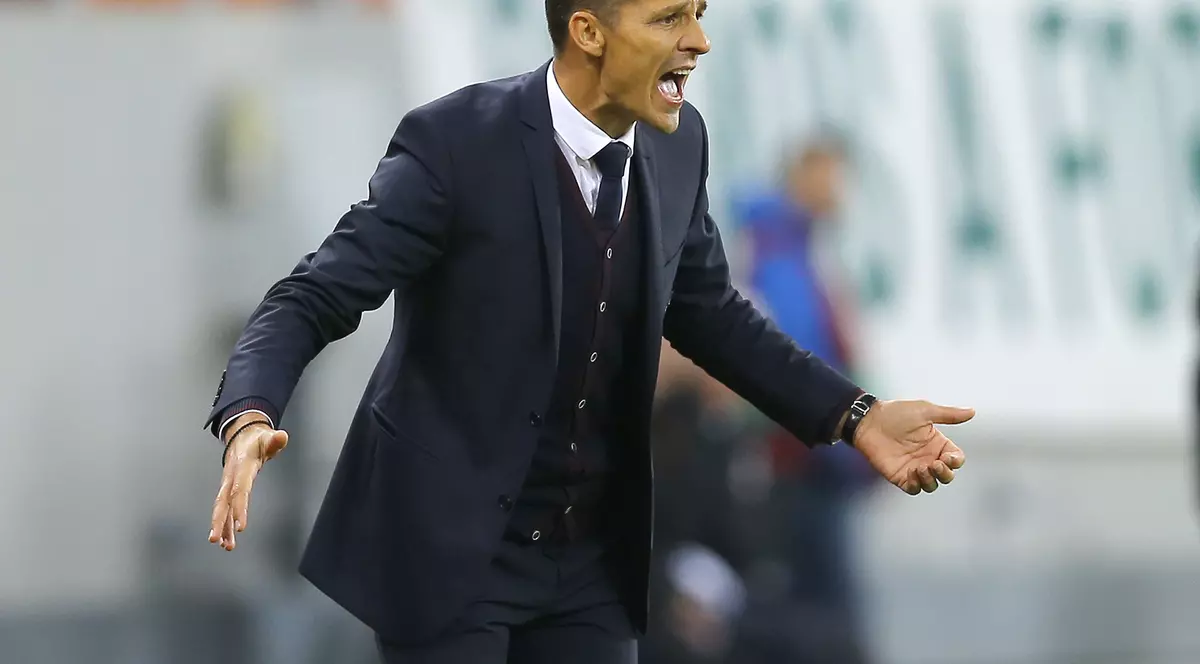 Gură imensă de oxigen pentru Costel Gâlcă. ^Espanyol - La Coruna 1-0. Antrenorul român şi-a salvat postul. Barcelona a scos-o greu la capăt cu Las Palmas  / LIVESCORE & VIDEO