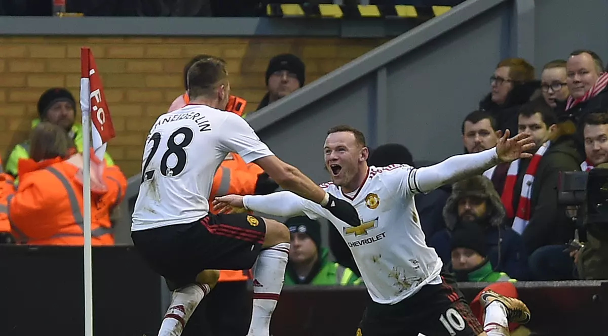 Manchester United a câștigat derby-ul etapei a 22-a din Premier, de la Liverpool. Rooney a adus victoria oamenilor lui Van Gaal! / VIDEO