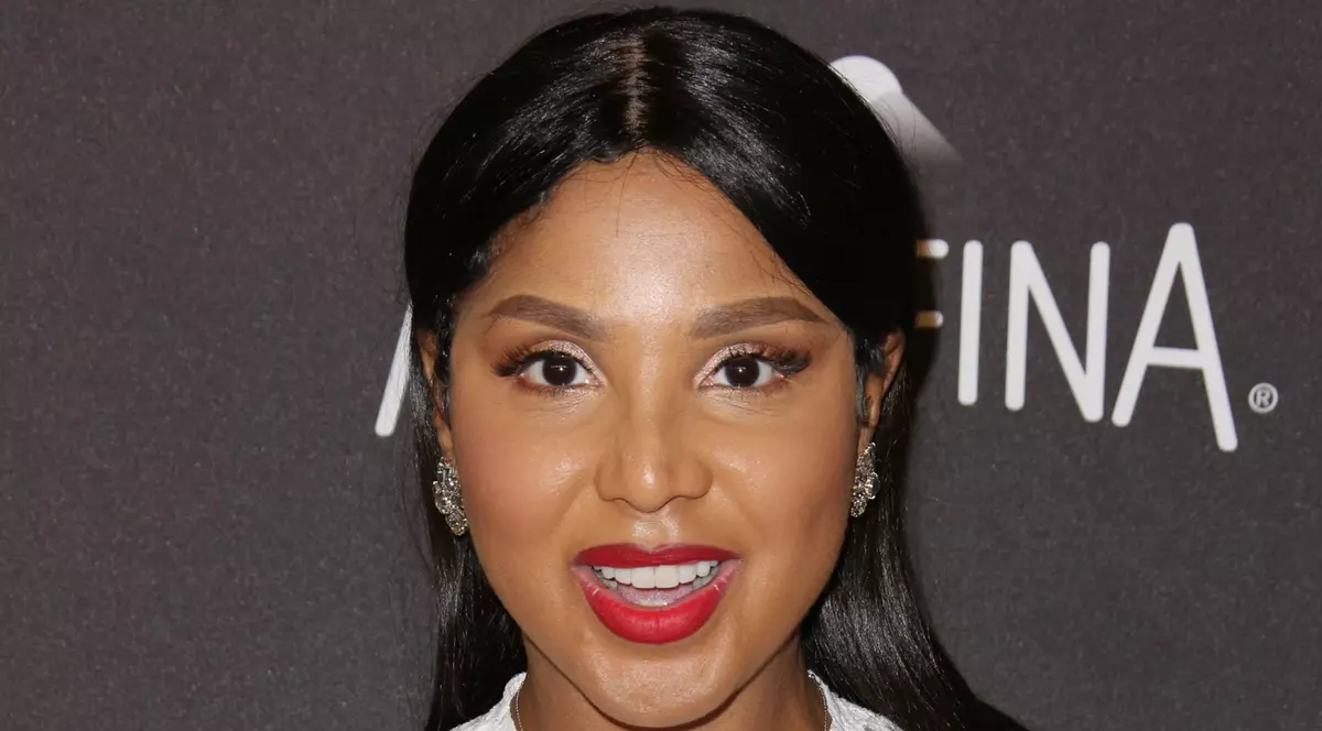 Ce decolteu îndrăzneț a avut Toni Braxton! Unde mai pui că nici nu avea sutien și bluza era transparentă | FOTO