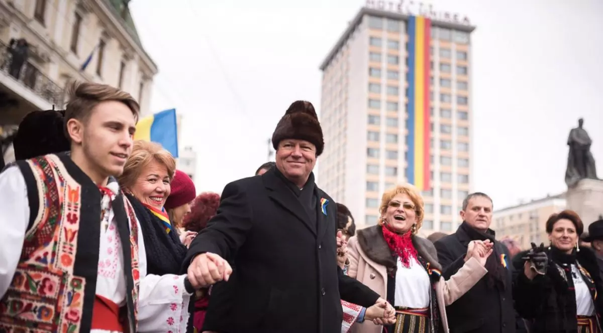 Klaus Iohannis atacat de Remus Cernea pentru căciula de blană