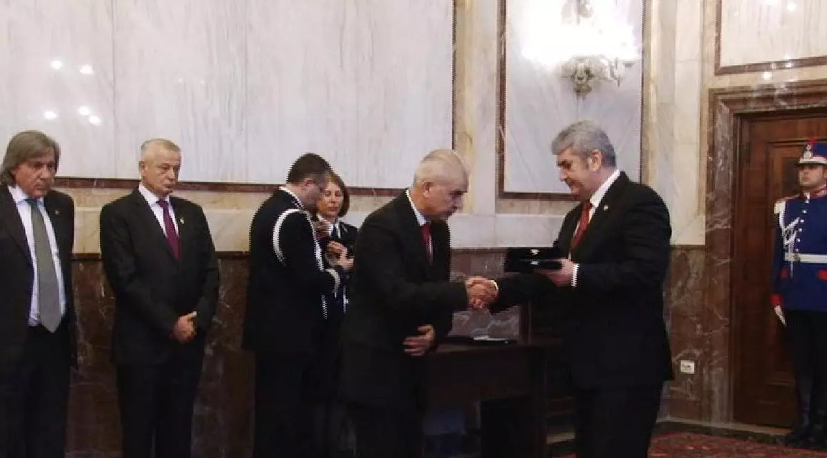 Ies la iveală combinațiile selecționerului! ^Anghel Iordănescu a folosit apartamentul lui Gabi Oprea fără să dea chirie! GALERIE FOTO