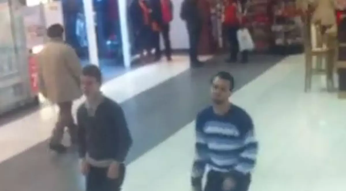 Cerere inedită în căsătorie, într-un mall din Ploieşti. Cum a reacţionat o tânără când a văzut ce i-a pregătit iubitul | VIDEO