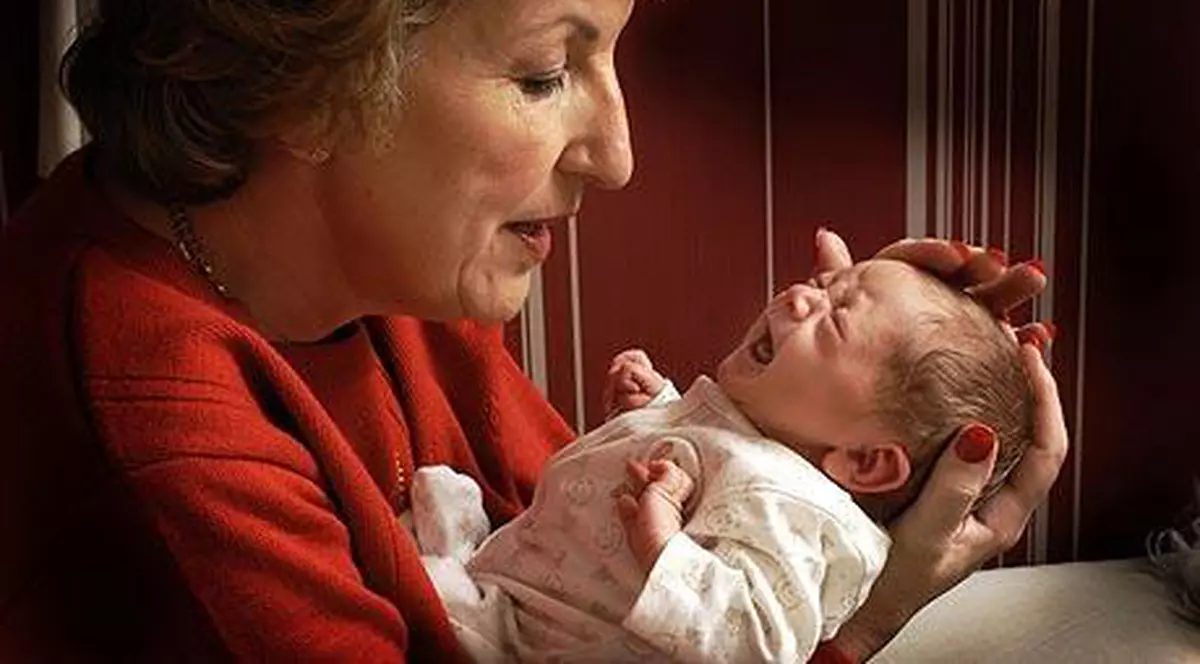 Din ce în ce mai puține proaspăte mămici de peste 50 de ani 