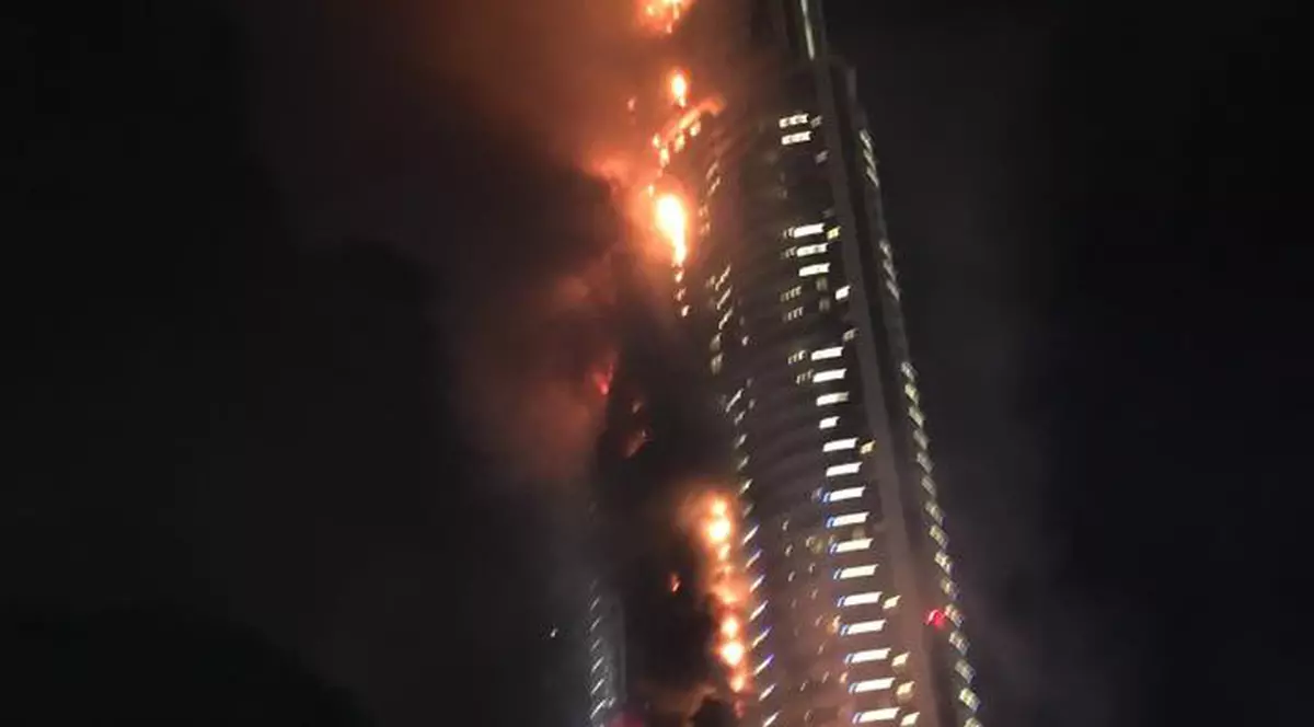 Jurnalistă româncă, martoră la tragedia din Dubai: ”Cădeau bucăți din clădirea în flăcări peste noi”