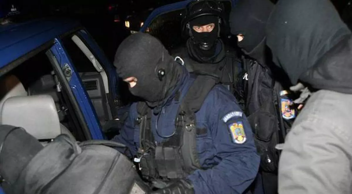 percheziții în București